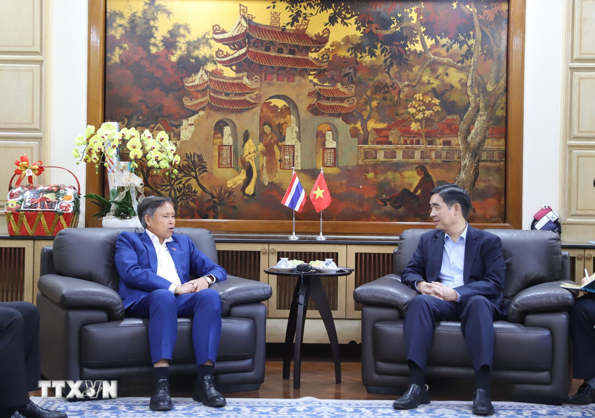 Đại sứ Sisavath Inphachanh (trái) và Đại sứ Phạm Việt Hùng. (Ảnh: Đỗ Sinh/TTXVN)