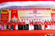 Bí thư Đảng ủy phường Mạo Khê trao quyết định kết nạp đảng viên cho 45 quần chúng ưu tú, tháng 8/2025. (Nguồn: DDCI Mạo Khê)