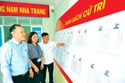 Thành viên các ban bầu cử phường Nam Nha Trang rà soát việc niêm yết danh sách cử tri. (Nguồn: Báo Khánh Hòa)
