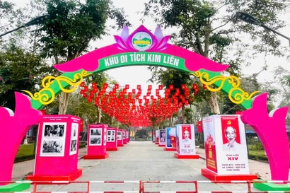 Trang trí chào mừng Đại hội Đảng lần thứ XIV ở Khu di tích Kim Liên (Nghệ An). (Ảnh: TTXVN)