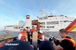 Hơn 60 kiều bào cùng các đại biểu đoàn công tác trên "Chuyến tàu Đại đoàn kết" đã ra thăm Nhà giàn DK-1/8. (Ảnh: Huy Khánh/Vietnam+)