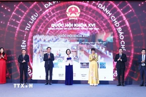 Phó Chủ tịch Quốc hội Nguyễn Thị Thanh và Tổng Giám đốc TTXVN Vũ Việt Trang cùng các đại biểu thực hiện nghi thức khai trương chuyên trang. (Ảnh: Minh Đức/TTXVN)