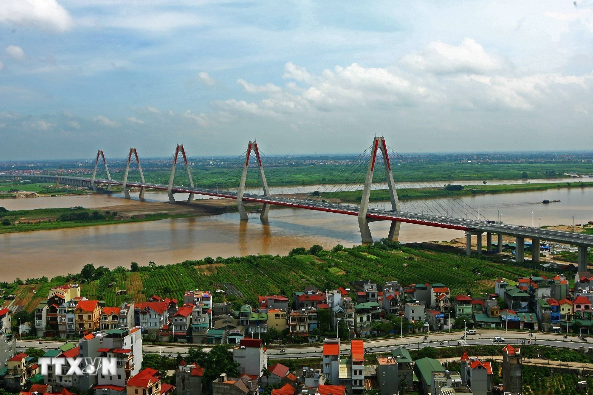 Cầu Nhật Tân - cây cầu dây văng lớn nhất Việt Nam hiện nay bắc qua sông Hồng. (Ảnh: Huy Hùng/TTXVN)