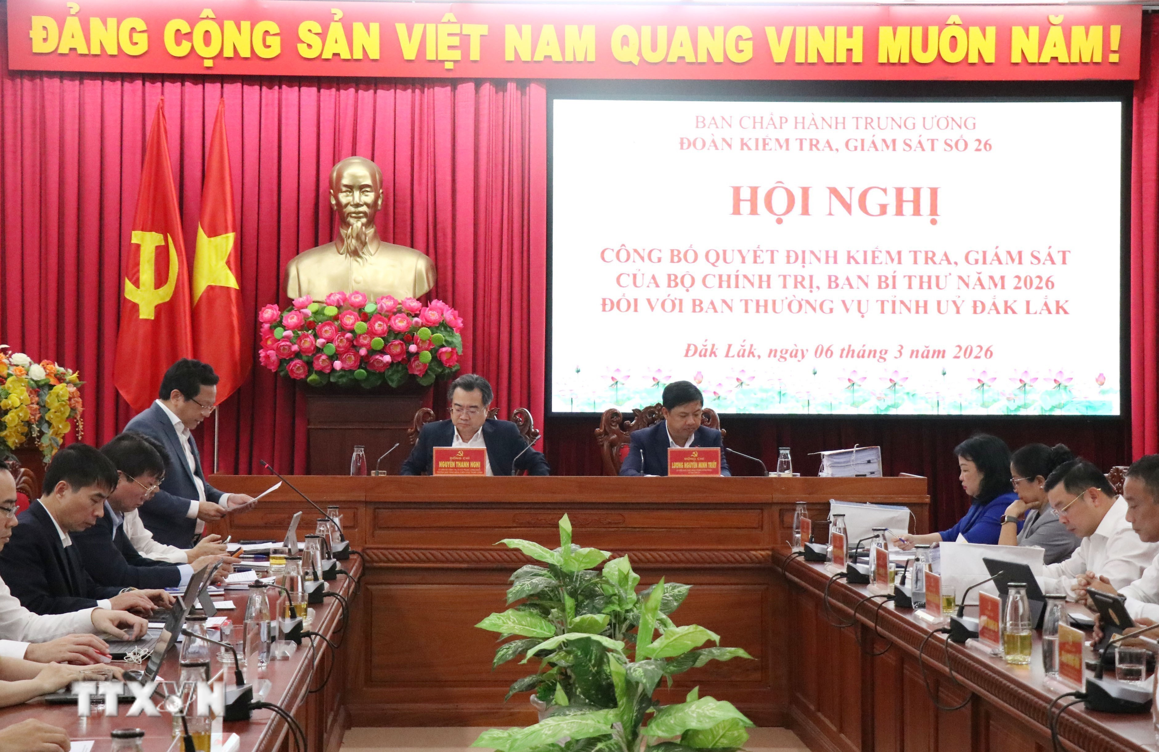 Công bố Quyết định kiểm tra, giám sát năm 2026 đối với Ban Thường vụ Tỉnh ủy Đắk Lắk. (Ảnh: Ngọc Minh/TTXVN)