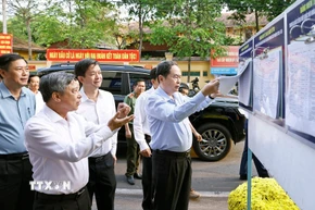 Chủ tịch Quốc hội Trần Thanh Mẫn khảo sát Khu vực bỏ phiếu tại phường Ninh Kiều, thành phố Cần Thơ. (Ảnh: Doãn Tấn/TTXVN)