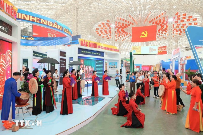 Người dân thưởng thức nét văn hóa nghệ thuật Bắc Ninh. Ảnh minh họa. (Nguồn: An Đăng/TTXVN)