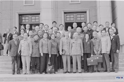 Đồng chí Nguyễn Lương Bằng với các đại biểu Đảng bộ Thanh Hóa. Ảnh: TTXVN