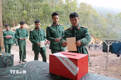 Các chiến sỹ Tiểu đoàn 1, Lữ đoàn 543, Quân khu 2 tiến hành bỏ phiếu vào thùng phiếu phụ của Tổ bầu cử số 1, xã Sín Thầu. (Ảnh: Trung Kiên/TTXVN)