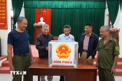 Kiểm tra hòm phiếu tại khu vực bỏ phiếu. (Ảnh: Tiến Vĩnh/TTXVN)