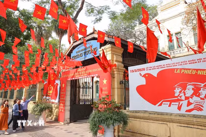 Khu vực bỏ phiếu số 05 tại Trường Trung học cơ sở Trưng Vương (phường Cửa Nam) trang hoàng rực rỡ, sẵn sàng cho Ngày hội lớn. (Ảnh: Thanh Tùng/TTXVN)