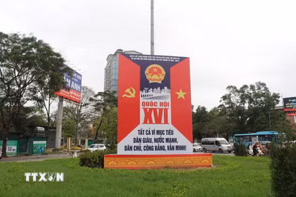 Pano tấm lớn, áp phích cổ động về Ngày bầu cử đại biểu Quốc hội khóa XVI và đại biểu Hội đồng nhân dân các cấp được đặt tại các ngã tư Nguyễn Khánh Toàn-Nguyễn Văn Huyên. (Ảnh: Nguyễn Thắng/TTXVN)