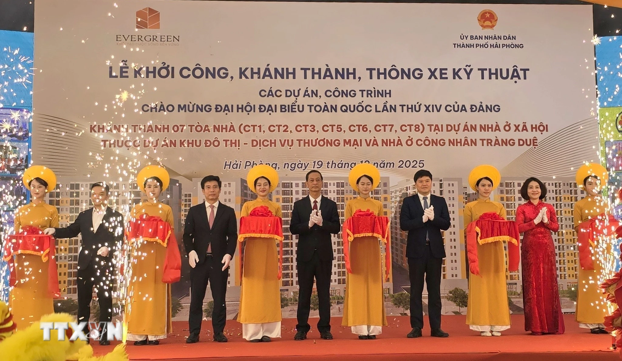 Sáng 19/12/2025, Ủy ban nhân dân thành phố Hải Phòng và Công ty Cổ phần khu công nghiệp Sài Gòn - Hải Phòng tổ chức khánh thành một số công trình của Dự án Nhà ở xã hội, thuộc Dự án Khu đô thị - dịch vụ thương mại và nhà ở công nhân Tràng Duệ tại phường An Dương thành phố Hải Phòng. (Ảnh: Minh Thu/TTXVN)