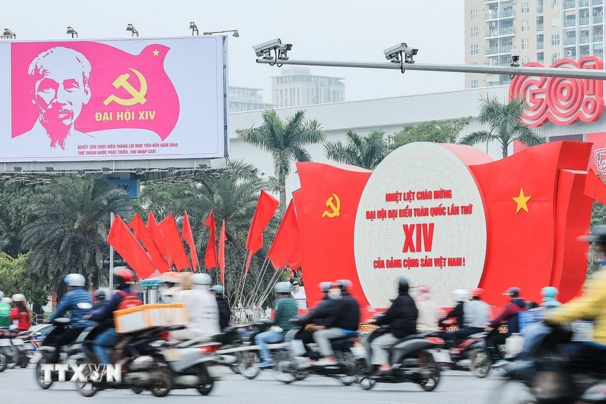 Không khí chào mừng Đại hội lan tỏa qua từng panô, bảng tuyên truyền trên đường phố Hà Nội. (Ảnh: Lê Đông/TTXVN)