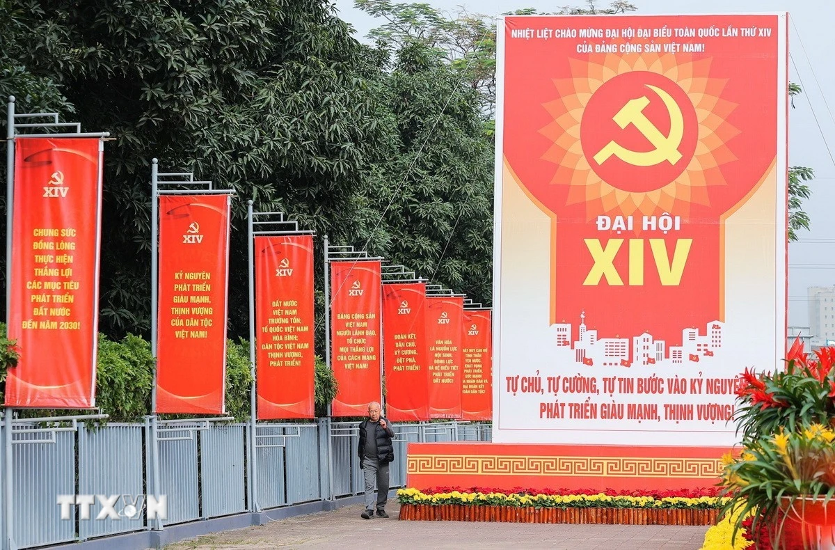 Panô, khẩu hiệu rực đỏ trên các tuyến phố Thủ đô chào mừng Đại hội đại biểu toàn quốc lần thứ XIV của Đảng. (Ảnh: Lê Đông/TTXVN)