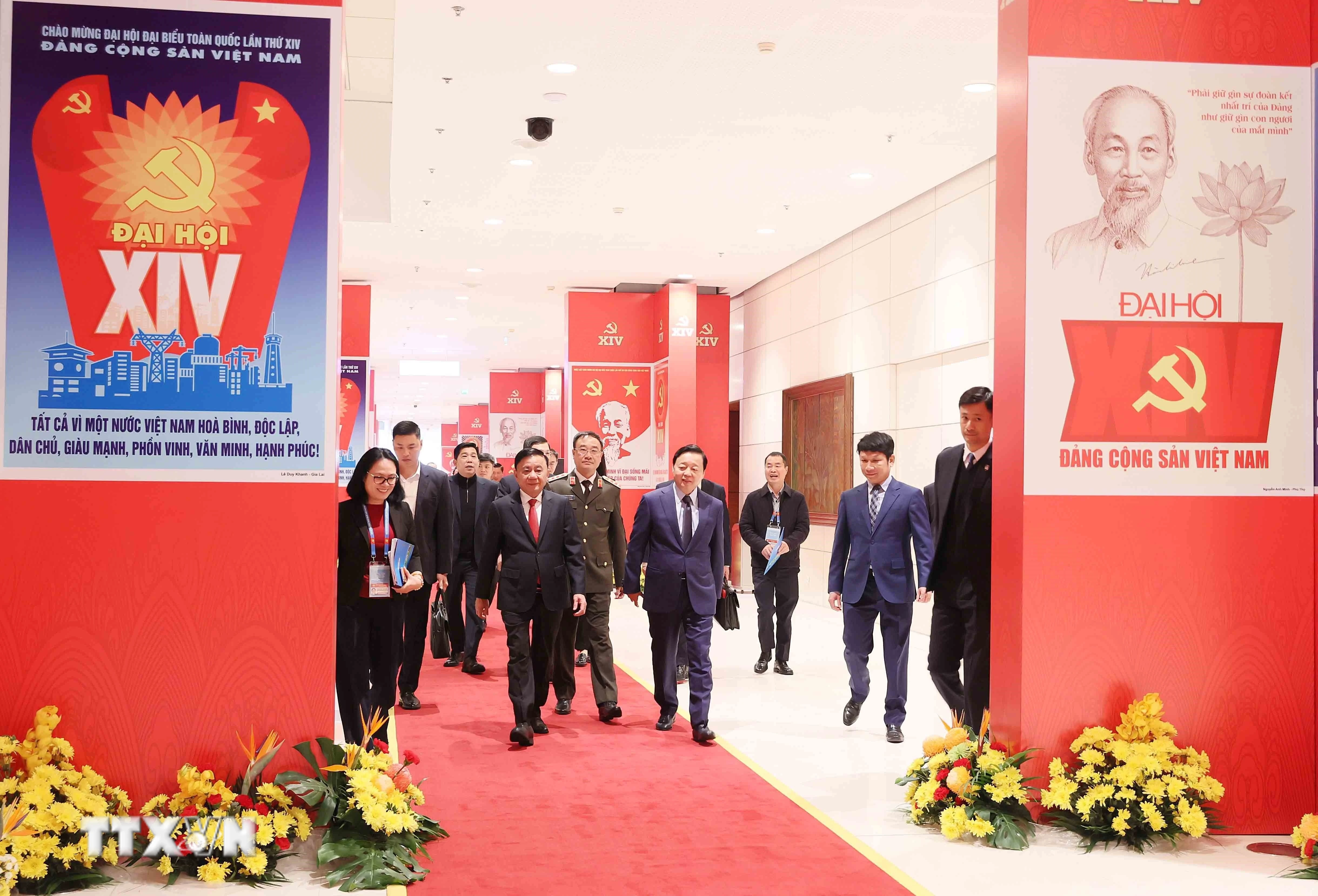 Thường trực Ban Bí thư Trần Cẩm Tú kiểm tra khu vực Trung tâm hội nghị. (Ảnh: An Đăng/TTXVN)