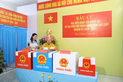 Hòa thượng Thích Thiện Nhơn, Chủ tịch Hội đồng Trị sự Giáo hội Phật giáo Việt Nam tham gia bỏ phiếu tại khu vực bỏ phiếu số 1, phường Nhiêu Lộc, TP Hồ Chí Minh. (Ảnh: Hồng Đạt/TTXVN)