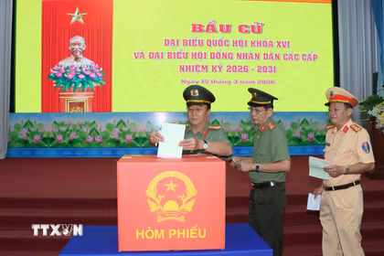 Công an Cà Mau thực hiện nghĩa vụ công dân bỏ phiếu tại điểm Khóm 22 Phường Tân Thành. (Ảnh: Trung Hiếu./TTXVN)
