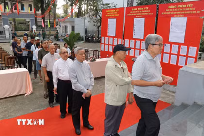 Đông đảo cử tri nô nức tham gia bỏ phiếu tại khu vực bỏ phiếu số 1, phường Xuân Hòa, Thành phố Hồ Chí Minh. (Ảnh: Thanh Vũ/TTXVN)