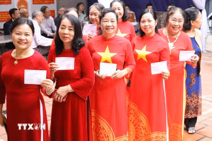 Ngay từ sáng sớm, các cử tri phường Hoa Lư, tỉnh Ninh Bình đến bỏ phiếu tại Khu vực bỏ phiếu số 27. (Ảnh: Hải Yến/TTXVN)