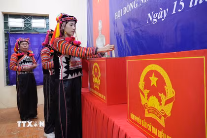 Xã Sín Thầu, tỉnh Điện Biên nằm giữa núi rừng trùng điệp của vùng đất nơi cực Tây của Tổ quốc, nổi tiếng với cột mốc ba cạnh thiêng liêng. Từ sớm ngày 15/3/2026, đồng bào các dân tộc Hà Nhì, Mông, Thái, Kinh… trong trang phục truyền thống đã nô nức đến các điểm bỏ phiếu để thực hiện quyền và nghĩa vụ công dân. (Ảnh: Trung Kiên/TTXVN)