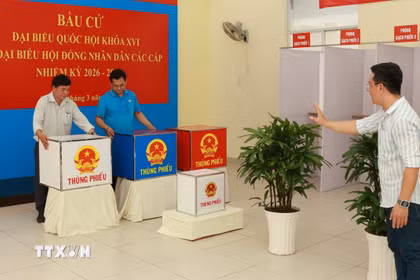 Các thành viên tổ bầu cử đang tiến hành việc thiết lập, bố trí khu vực bỏ phiếu ở phường Bàn Cờ, Thành phố Hồ Chí Minh. (Ảnh: Hữu Duyên/TTXVN)