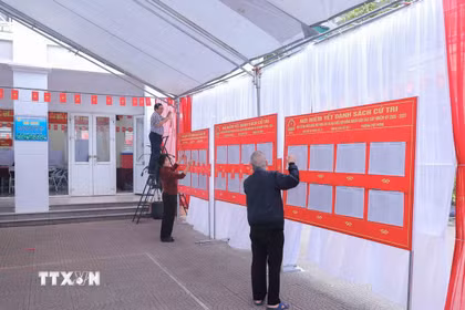 Phường Việt Hưng, thành phố Hà Nội, khẩn trương hoàn tất công tác chuẩn bị tại các khu vực bỏ phiếu, bảo đảm an ninh, an toàn. (Ảnh: Phan Phương/TTXVN)