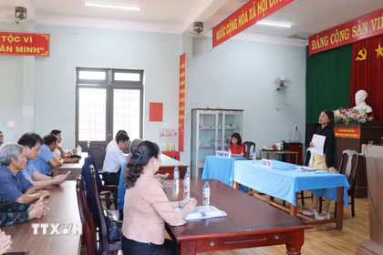 Hội nghị lấy ý kiến cử tri nơi cư trú đối với người được ứng cử đại biểu Hội đồng nhân dân xã tại Nhà văn hóa thôn Thọ Trung, Thọ Phong, tỉnh Quảng Ngãi. (Ảnh: Phạm Cường/TTXVN)