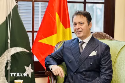 Đại sứ Pakistan tại Việt Nam Kohdayar Marri trả lời phỏng vấn của phóng viên TTXVN. (Ảnh: Việt Đức/TTXVN)
