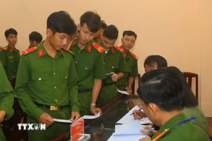 Bàn hướng dẫn cử tri lực lượng vũ trang bỏ phiếu bầu cử. (Ảnh: Duy Khương/TTXVN)