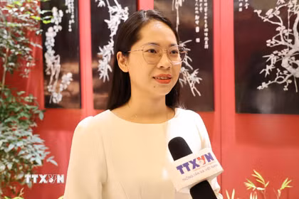 Chị Ngô Thị Huyền Trang, nghiên cứu sinh Tiến sỹ tại Đại học Ngôn ngữ Bắc Kinh, trả lời phỏng vấn phóng viên TTXVN tại Bắc Kinh. (Ảnh: Quang Hưng/TTXVN)