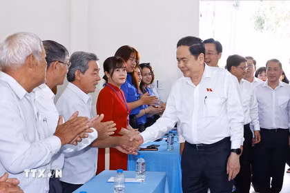 Chủ tịch Quốc hội Trần Thanh Mẫn với cử tri xã An Nhơn Tây. (Ảnh: Doãn Tấn/TTXVN)