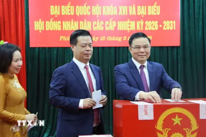 Ông Lê Mạnh Hùng, quyền Bộ trưởng Bộ Công Thương, bỏ phiếu bầu cử. (Ảnh: Minh Thu/TTXVN)