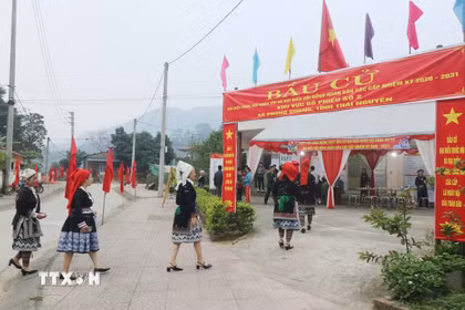 Cử tri tại điểm bầu cử số 2, xã Phong Quang, tỉnh Thái Nguyên thực hiện quyền công dân của mình. (Ảnh: Vũ Hoàng Giang/TTXVN)