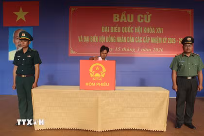 Người dân ấp Khai Long, xã Đất Mũi tham gia bỏ phiếu. (Ảnh: Tuấn Phi/TTXVN)