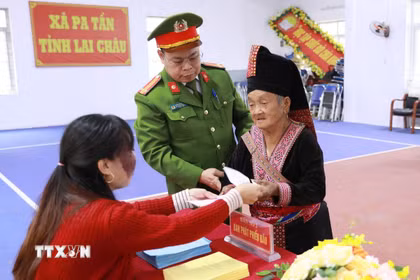 Cử tri tại bản Nậm Sảo 2, xã biên giới Pa Tần làm thủ tục để nhận phiếu bầu tại khu vực bỏ phiếu số 3, bản Nậm Sảo 2, xã biên giới Pa Tần. (Ảnh: Quý Trung/TTXVN)