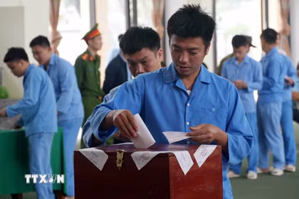 Các cử tri tại Cơ sở cai nghiện ma túy số 1 tỉnh Thanh Hóa thuộc Tổ bầu cử số 2, thôn Kim Sơn, xã Trung Chính phấn khởi bỏ phiếu bầu cử. (Ảnh: Việt Hoàng/TTXVN)