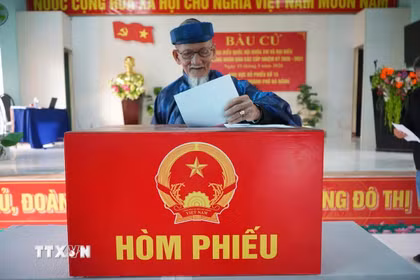 Cử tri bỏ phiếu tại tổ bầu cử số 15, xã Núi Thành, thành phố Đà Nẵng. (Ảnh: Đoàn Hữu Trung TTXVN)