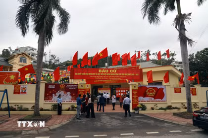 Các nhà văn hóa nơi diễn ra bầu cử cũng được trang trí rực rỡ cờ hoa. (Ảnh: Đức Hiếu/TTXVN)