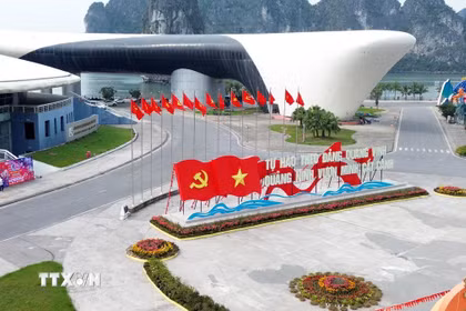 Khu vực Cung Quy hoạch, Hội chợ và Triển lãm tỉnh Quảng Ninh được trang hoàng lộng lẫy hướng tới ngày bầu cử. (Ảnh: Đức Hiếu/TTXVN)