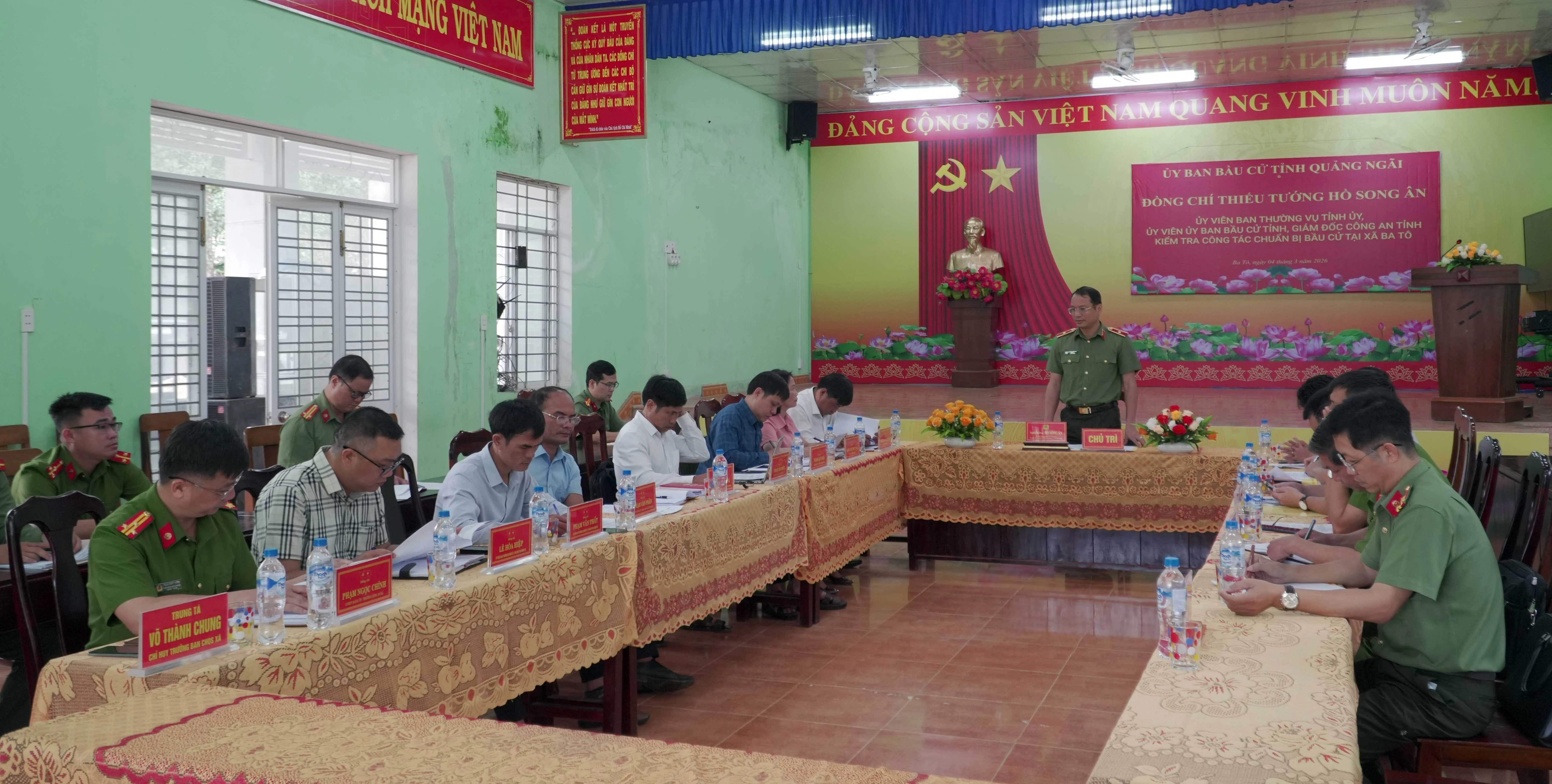 Thiếu tướng Hồ Song Ân, Giám đốc Công an tỉnh Quảng Ngãi kiểm tra điểm bỏ phiếu tại xã Ba Tô. (Ảnh: Cao Nguyên/TTXVN)