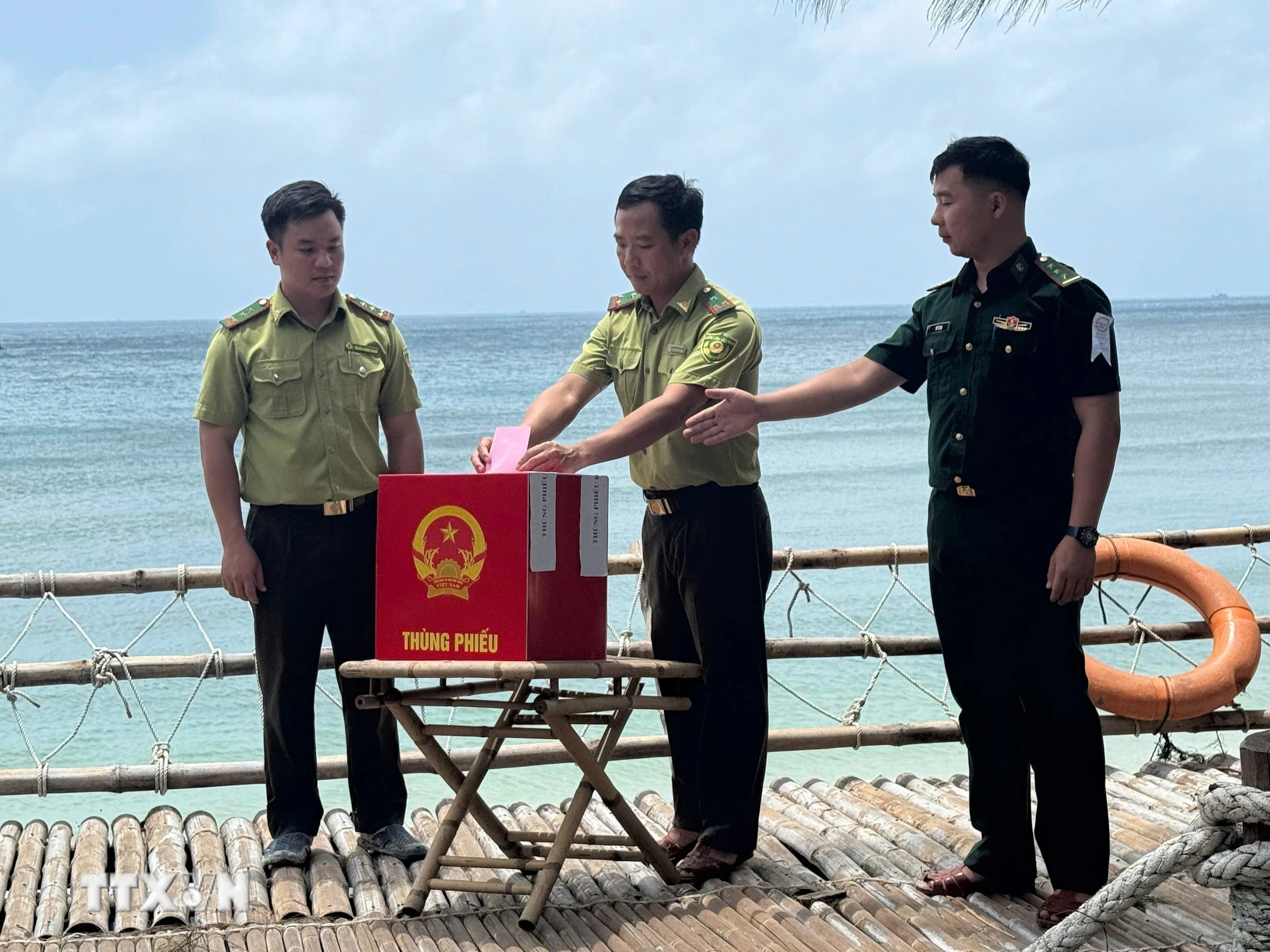 Lực lượng Kiểm lâm Vườn quốc gia Côn Đảo tiến hành bỏ phiếu tại Hòn Bảy Cạnh - Ban quản lý Vườn quốc gia Côn Đảo. (Ảnh: Huỳnh Sơn/TTXVN)