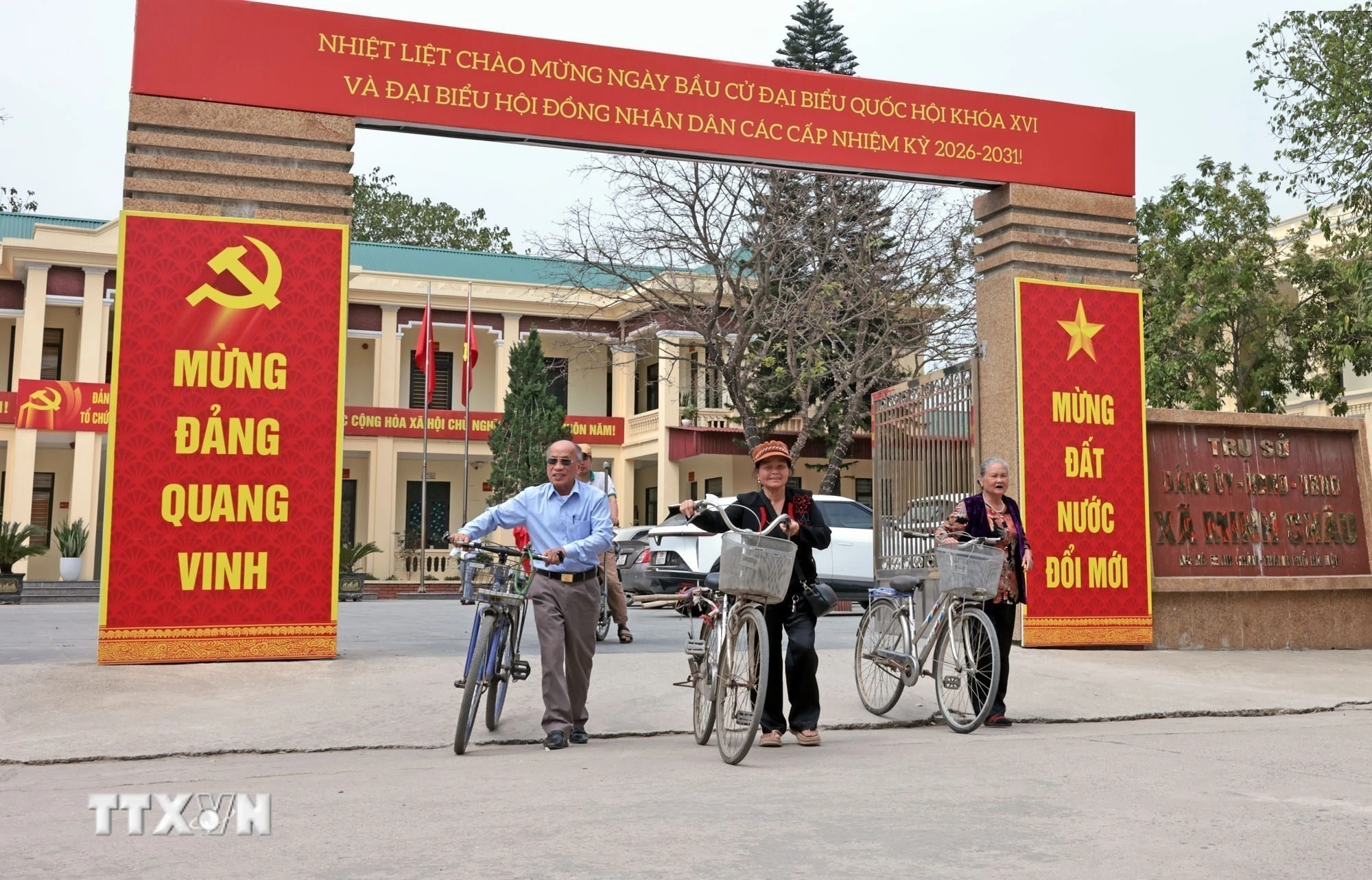 Một khu vực bầu cử ở xã Minh Châu, Hà Nội được trang hoàng lộng lẫy. (Ảnh: Trần Việt/TTXVN)