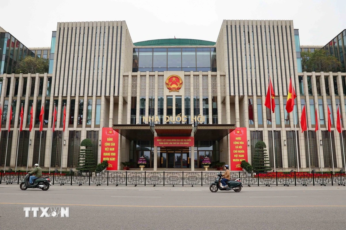Nhà Quốc hội trang trí cờ hoa chào mừng thành công của Đại hội Đảng XIV. (Ảnh: Vũ Quang/TTXVN)