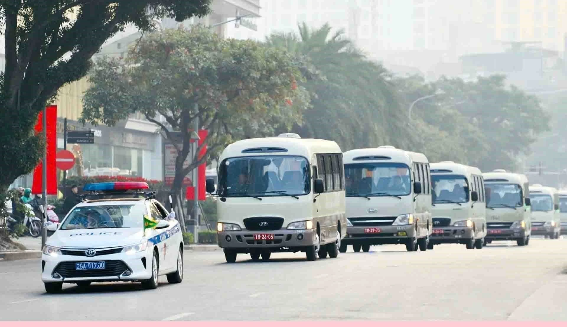 Đoàn xe di chuyển qua phố Trần Duy Hưng, hướng về lại Trung tâm Hội nghị Quốc gia. (Ảnh: Phạm Kiên/TTXVN)