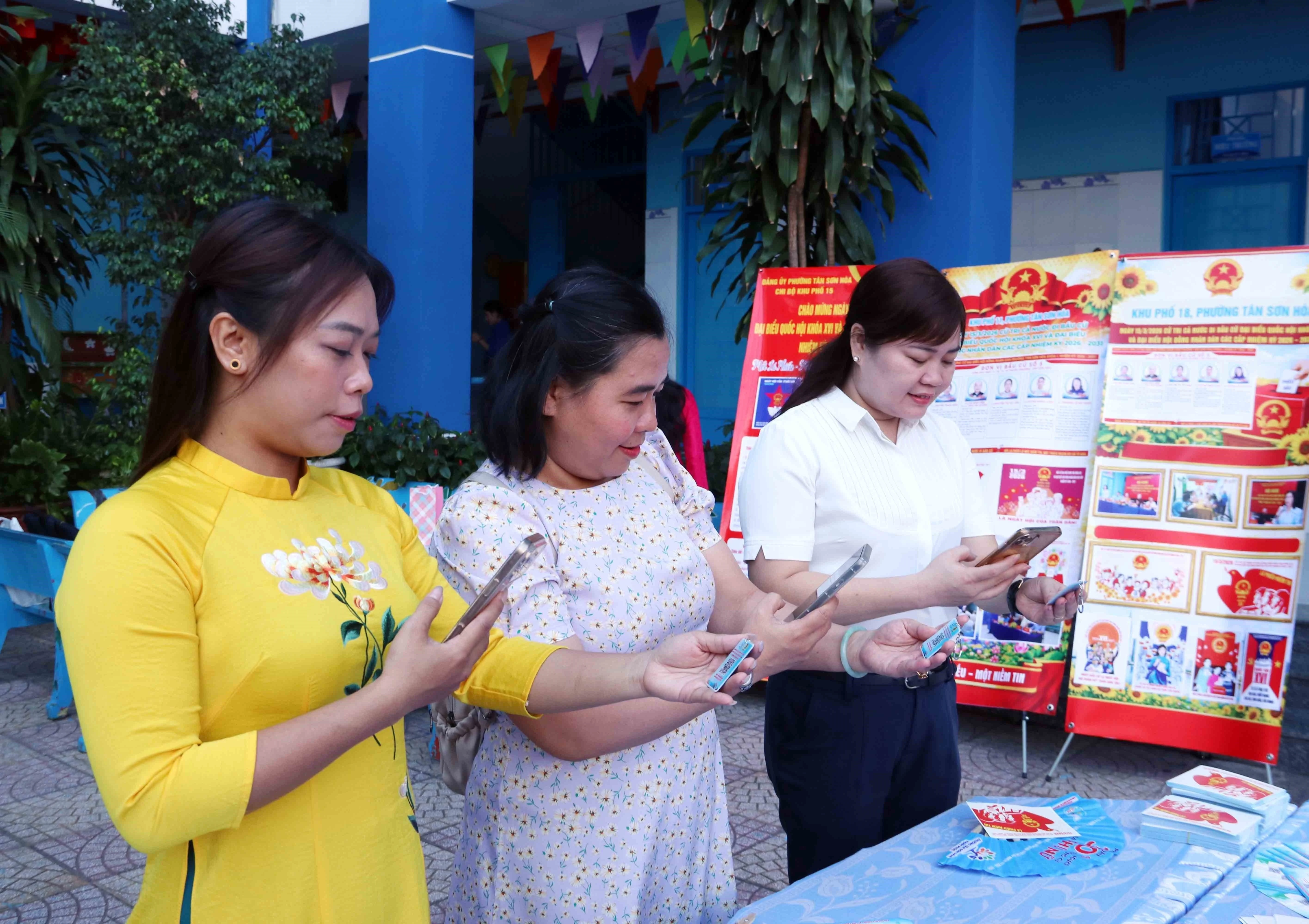Cử tri phường Tân Sơn Hòa (Thành phố Hồ Chí Minh) quét mã QR để tìm hiểu tiểu sử ứng viên đại biểu Quốc hội khóa XVI và đại biểu HĐND Thành phố nhiệm kỳ 2026 - 2031. (Ảnh: Xuân Khu/TTXVN)
