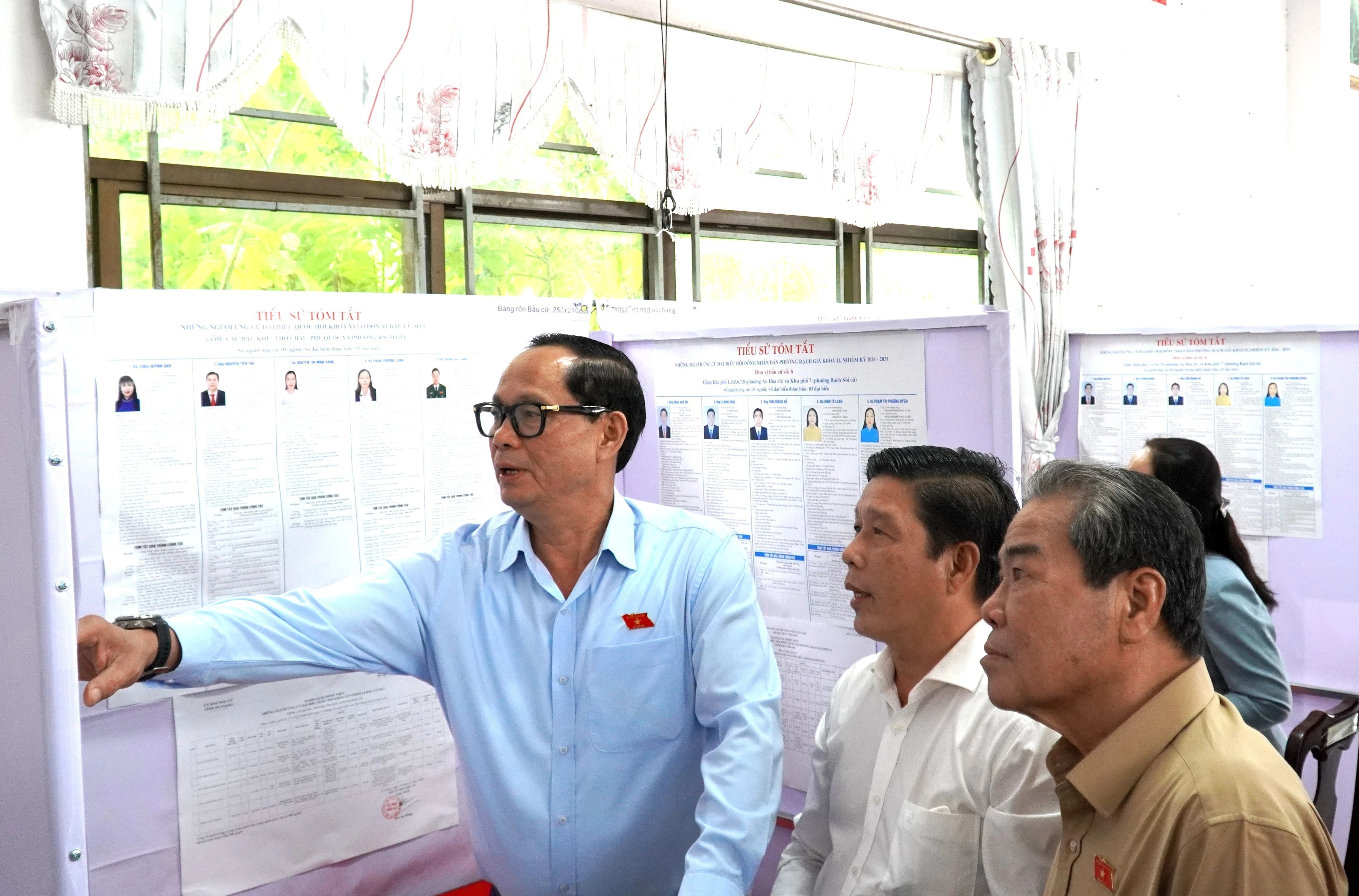 Phó Chủ tịch Quốc hội Trần Quang Phương kiểm tra, giám sát khu vực bỏ phiếu khu phố 3, Tổ bầu cử số 68, Đơn vị bầu cử số 6, phường Rạch Giá (tỉnh An Giang). (Ảnh: Văn Sĩ/TTXVN)