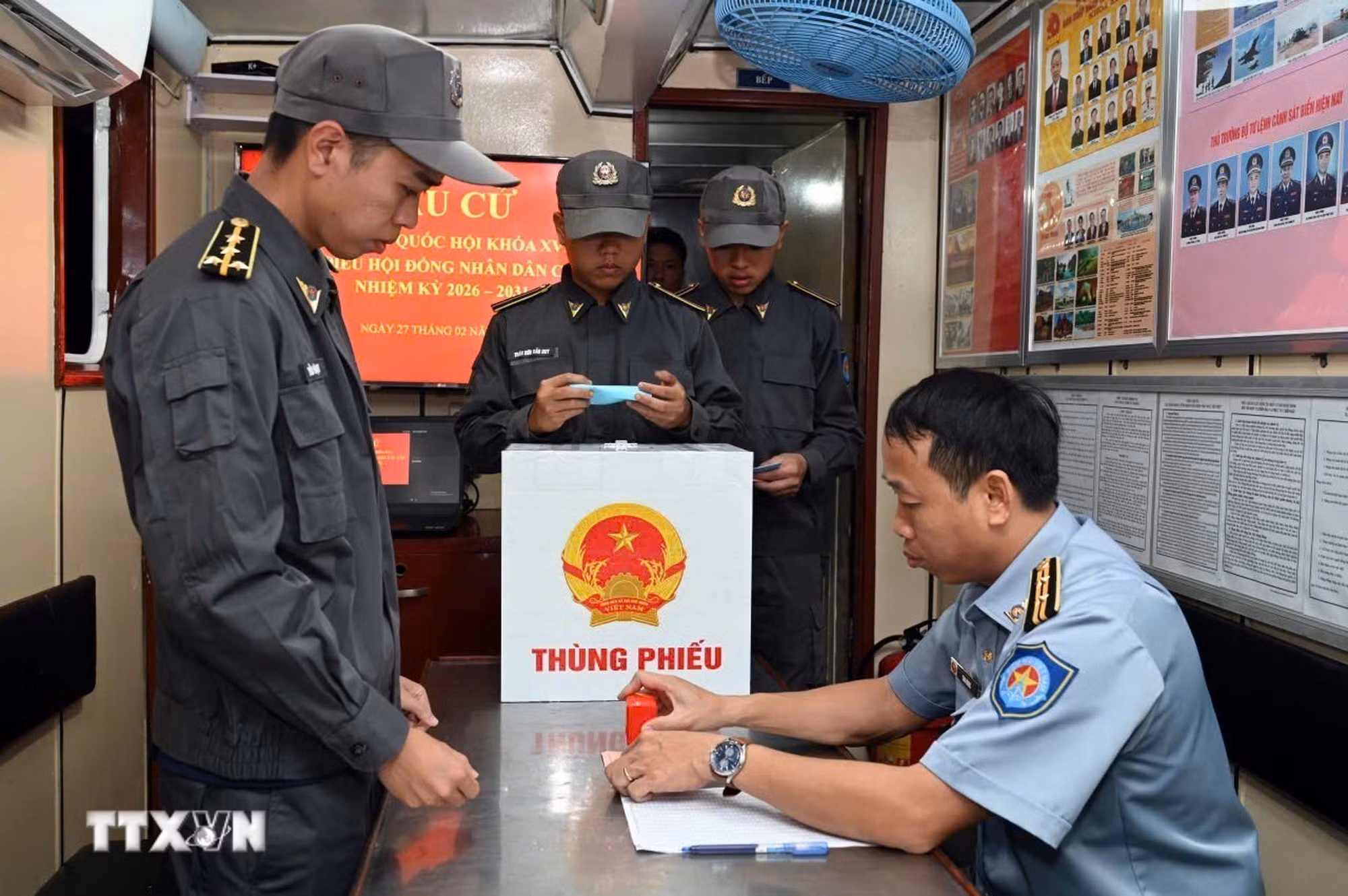 ttxvn-nhieu-don-vi-dang-lam-nhiem-vu-tren-bien-da-thuc-hien-bau-cu-som-4.jpg