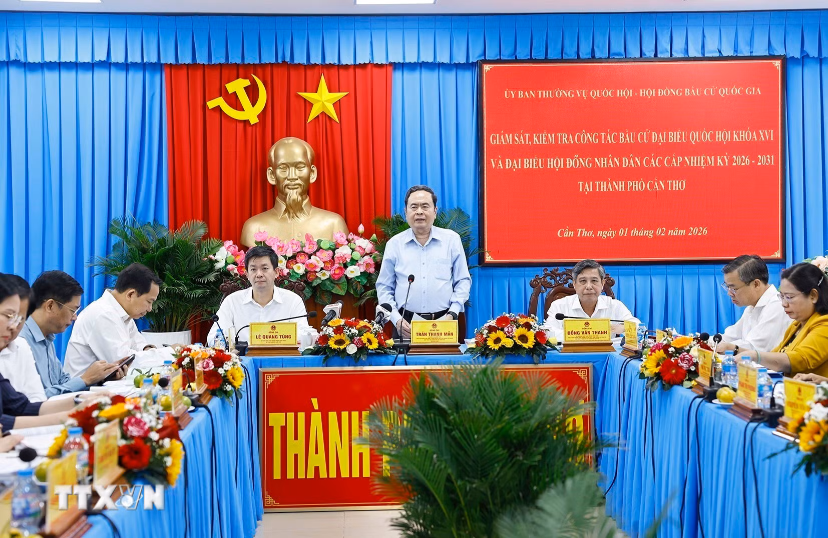 ttxvn-chu-tich-quoc-hoi-lam-viec-voi-uy-ban-bau-cu-thanh-pho-can-tho-1.jpg