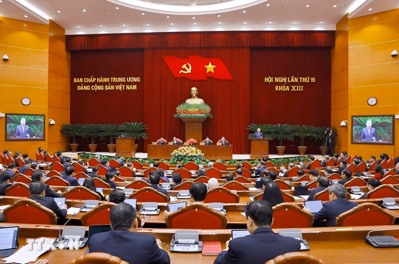 ttxvn-hoi-nghi-trung-uong-15-6.jpg