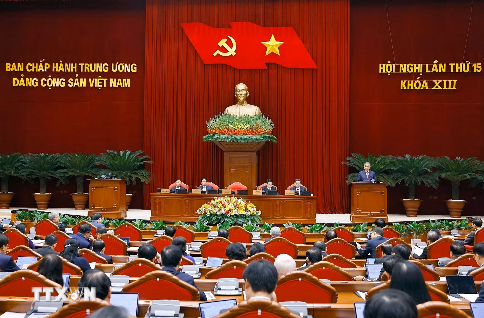 ttxvn-hoi-nghi-trung-uong-15.jpg
